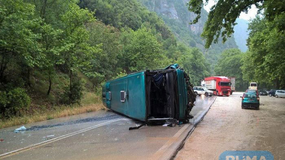 Παραλίγο τραγωδία με λεωφορείο των ΚΤΕΛ Ιωαννίνων που ανετράπη 